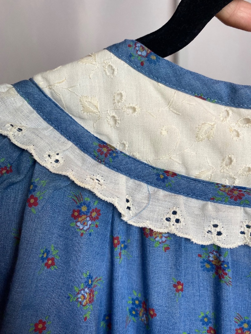 Vintage Womenʻs Light Blue Short Sleeve Prairie Style Floral Hawaiian Muʻumuʻu - Picture 13 of 15